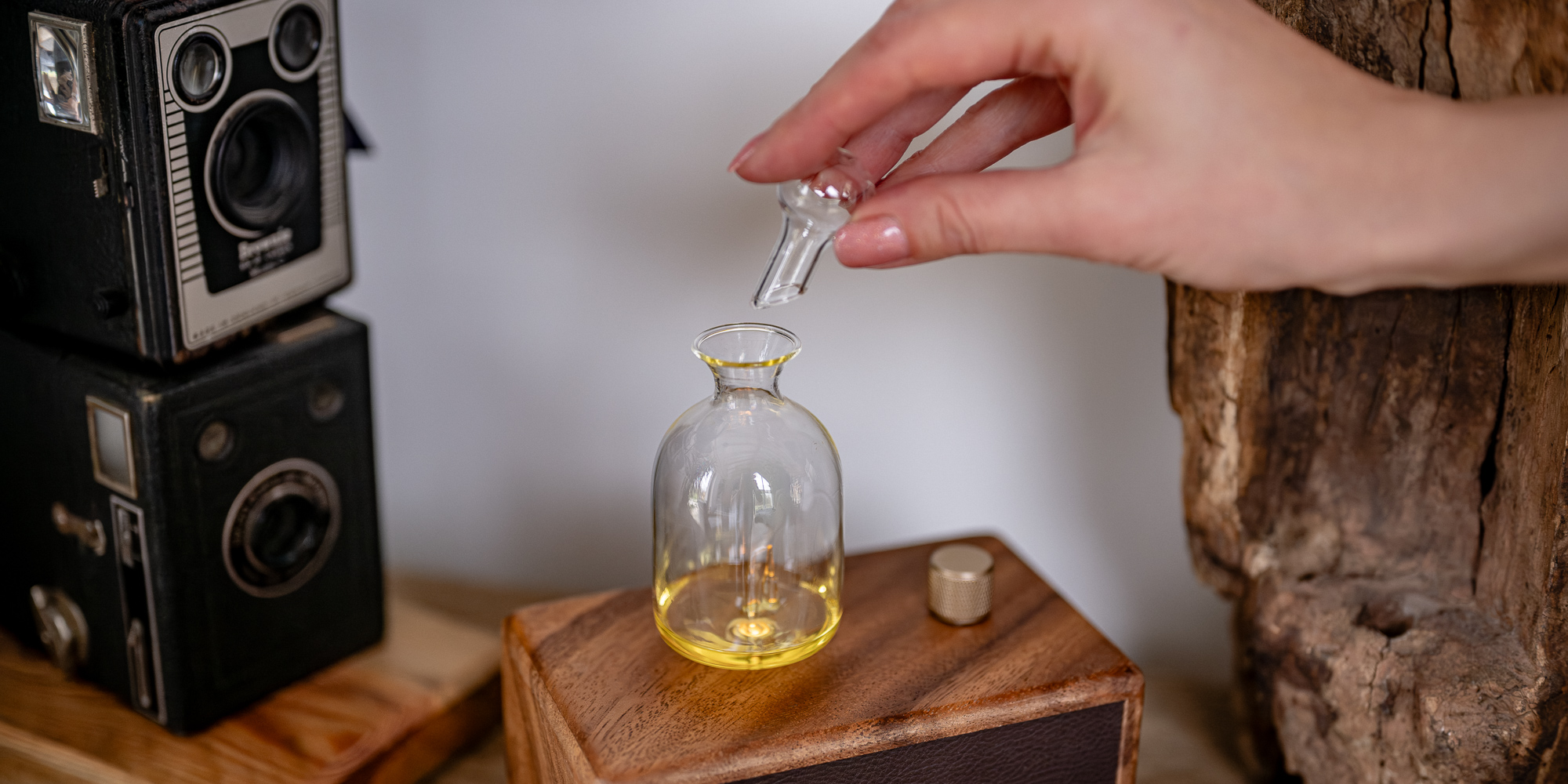 width=100% Dyfuzor olejków, aromatyzer zapachowy Humanas Natural Wood - drewno orzecha włoskiego